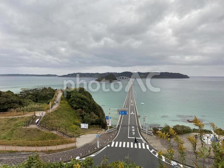 曇天の下の角島大橋 角島大橋,山口県下関市,山口県の写真素材