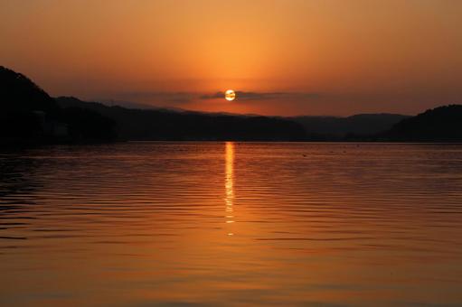 晩秋の湖山池に水光を映して落ち行く夕陽 晩秋の湖山池に水光を映して落ち行く夕陽の写真