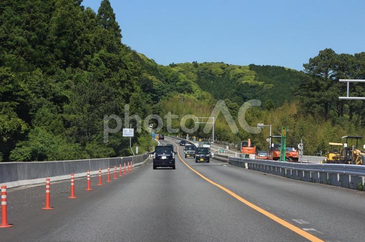 工事用車両が並ぶバイパス道路 車,道路,工事用の写真素材