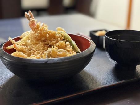 美味しそうな大海老天丼 美味しそうな大海老天丼 天丼,天ぷら,海老天の写真素材