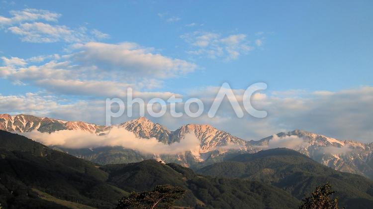 夏の朝日を浴びる白馬三山 白馬三山,夏,朝日の写真素材