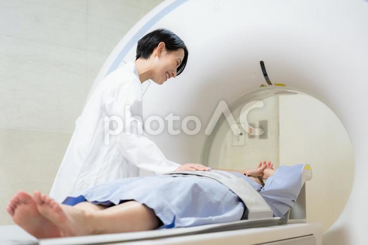 病院でCT検査を受ける女性 病院,ct検査,医者の写真素材