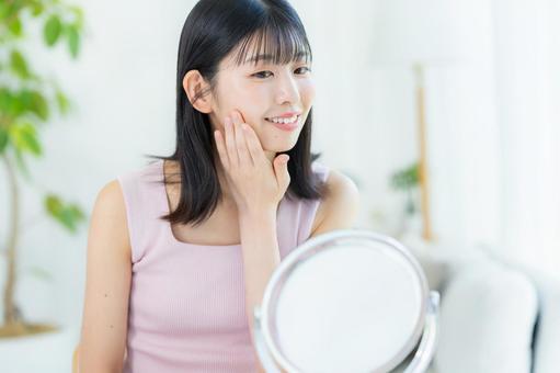 スキンケアをする女性 美容,ビューティー,笑顔の写真素材