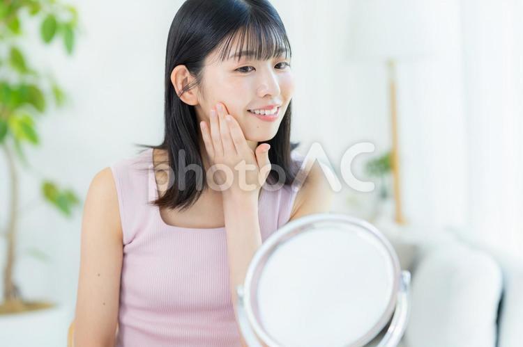 スキンケアをする女性 美容,ビューティー,笑顔の写真素材