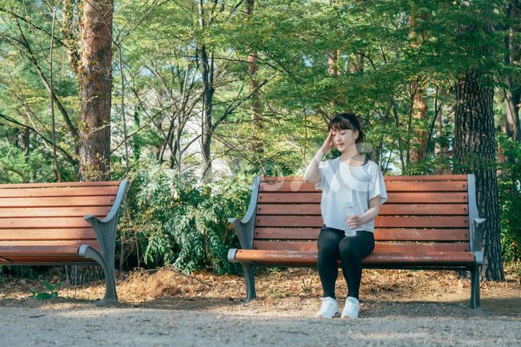 トレーニング中に休憩する女性（体調不良） 疲労,貧血,熱中症の写真素材