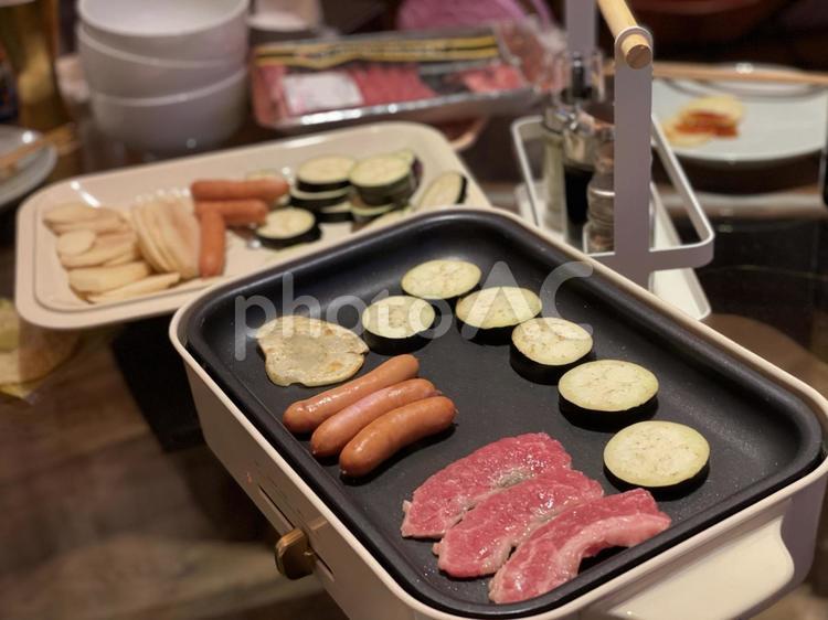 おうちで焼肉 ホットプレート,焼肉,おうち焼肉の写真素材