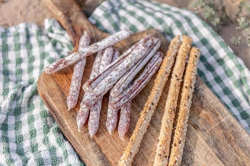 サラミとグリッシーニ おつまみ,サラミ,グリッシーニの写真素材