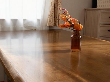 リビングのテーブルの上の一輪挿し 一輪挿し,かぼちゃ,木の葉の写真素材