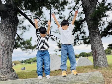 自然の中でバンザイ 自然,バンザイ,子供の写真素材