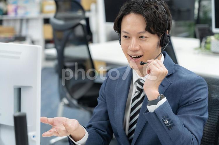 オフィスで仕事をするオペレーター オペレーター,コールセンター,ビジネスの写真素材