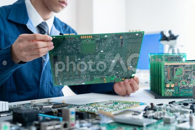 基板を検査する若い男性のエンジニア エンジニア,研究,半導体の写真素材