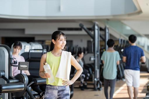 ジムでトレーニングする若い女性 ジム,フィットネス,トレーニングの写真素材