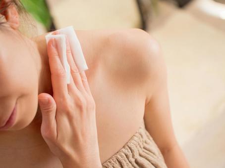 Image of moisturizing the neck after bathing, moisturizing, female, neck, JPG