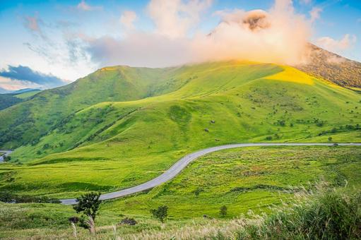 大分県　由布シルキーロードと由布岳の絶景 由布シルキーロード,由布岳,湯布院の写真素材