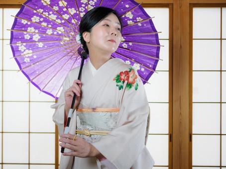 33:和傘を持つ着物の女性 33:和傘を持つ着物の女性 和傘,お座敷,着物の写真素材