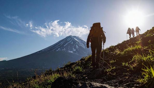 青空の下の山頂 夏の登山する人々 青空の下の山頂 夏の登山する人々の写真