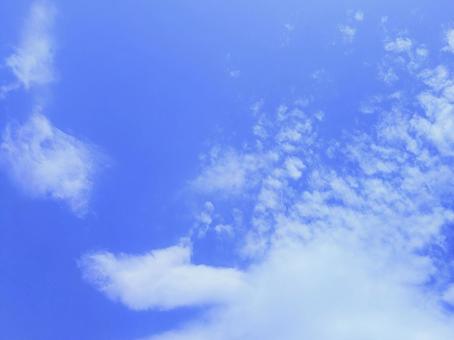 爽やかな空と雲の壁紙素材 爽やかな空と雲の壁紙素材の写真