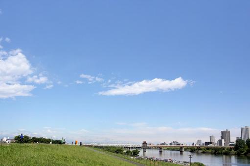 休日の河川敷 休日の河川敷の写真