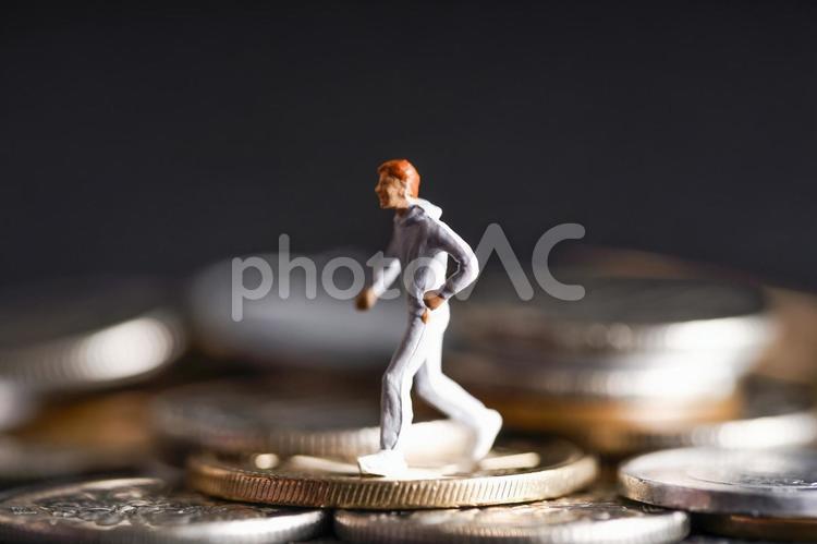 お金の上を走るミニチュア 背景,人物,お金の写真素材