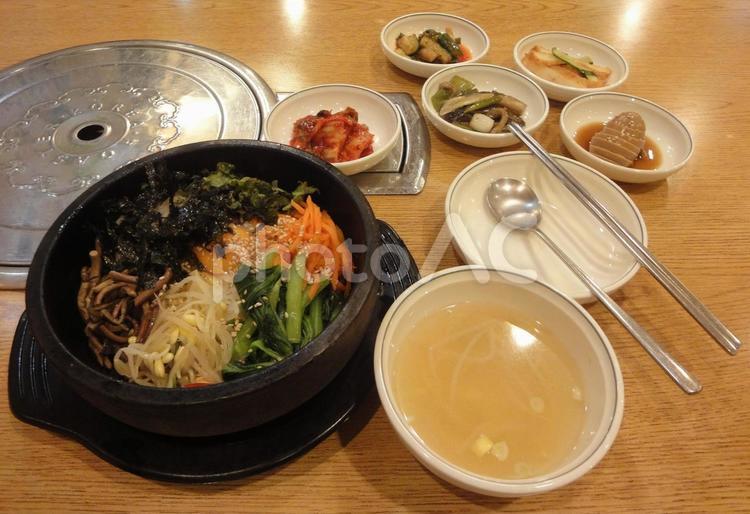 石焼ビビンバとおかず　ソウルの食堂 石焼ビビンバ,ソウル旅行,海外の写真素材