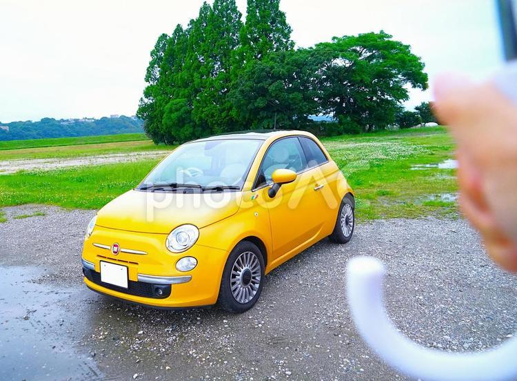 イタ車と持ち傘 傘,車,梅雨の写真素材