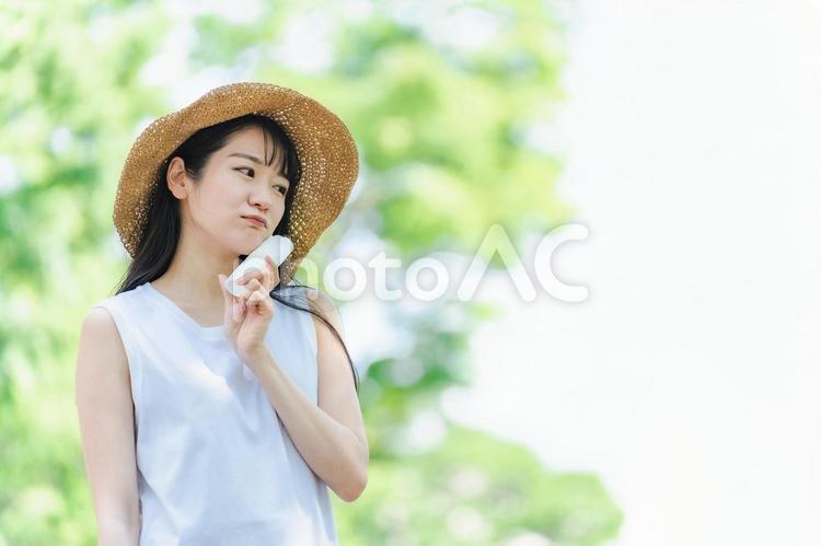 夏のスキンケアに悩む女性（日焼け止め） スキンケア,化粧品,化粧水の写真素材