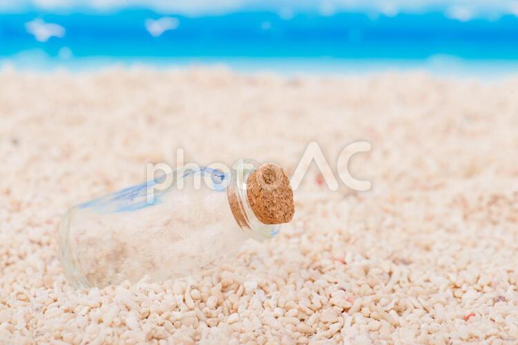 漂流した瓶と手紙 ビーチ,ヘルプ,メッセージの写真素材