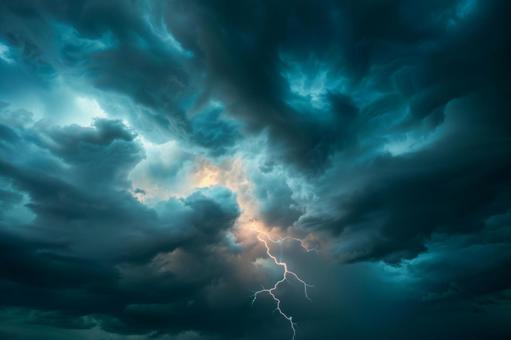 稲妻と暗雲の空 稲妻と暗雲の空の写真