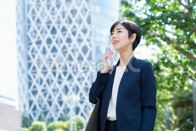 オフィス街で働く若いビジネスウーマン ビジネス,女性,ビジネスウーマンの写真素材