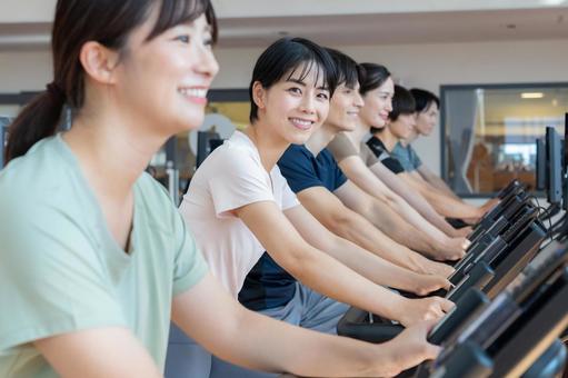 スポーツジムでトレーニングをする若い男女 スポーツジム,フィットネス,ダイエットの写真素材