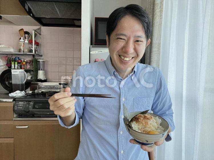 笑顔で食事をする男性　7 いただきます,男性,笑顔の写真素材