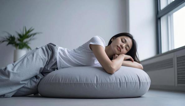 夏バテ 低血圧 生理痛 リラックス 女性 夏バテ 低血圧 生理痛 リラックス 女性の写真