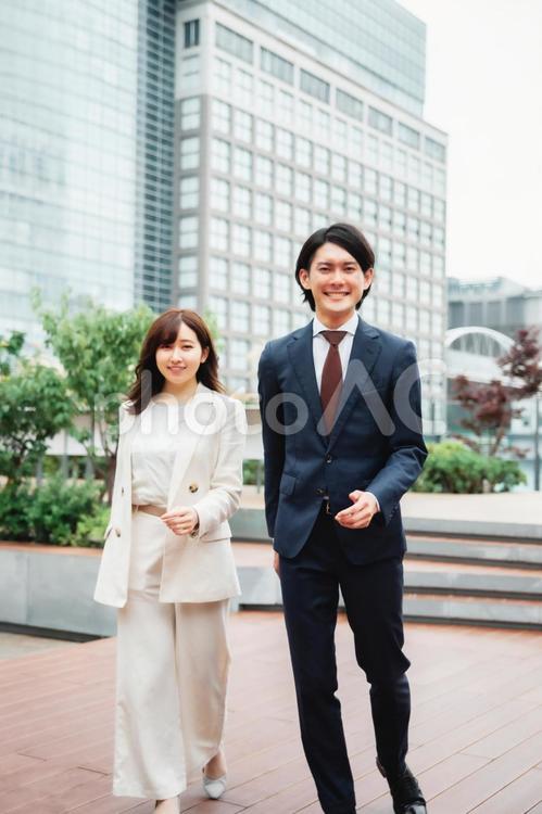 都会のビジネスマン、ビジネスウーマン（歩く） ビジネス,ビジネスマン,スーツの写真素材