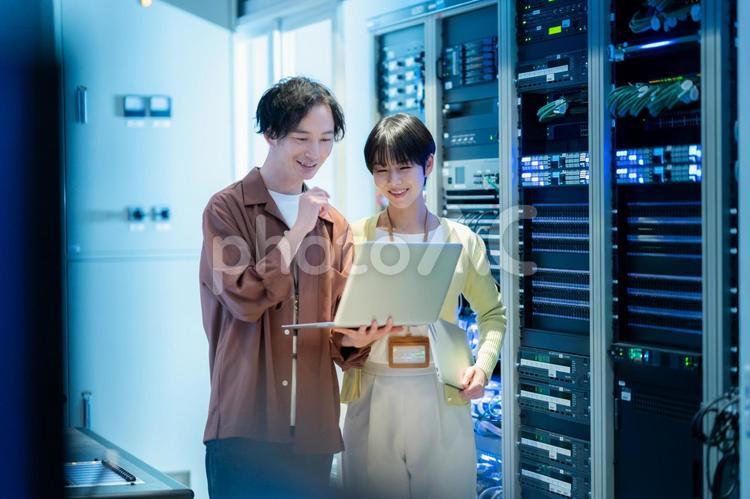 サーバーをメンテナンスするエンジニア エンジニア,サーバールーム,メンテナンスの写真素材