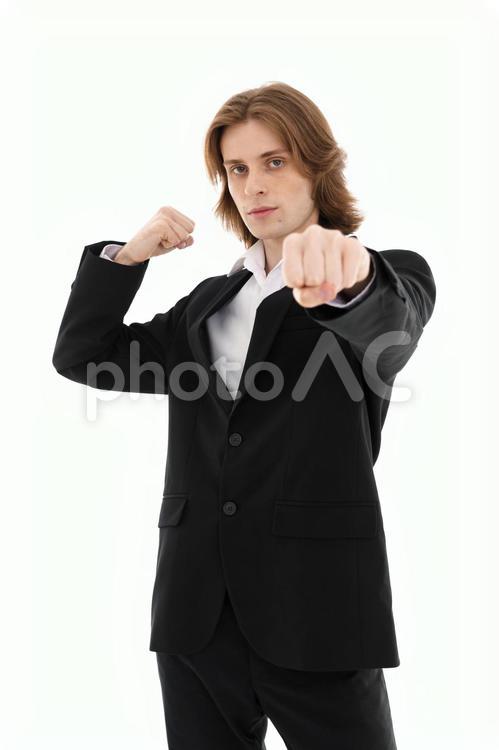 拳でポーズするカメラ目線の外国人男性 男性,拳,パンチの写真素材