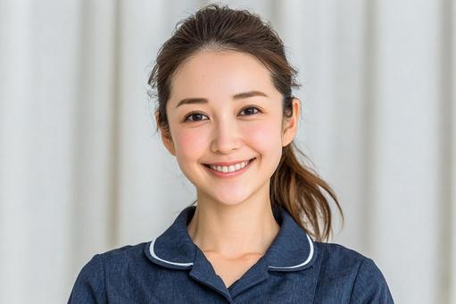 笑顔が素敵な介護士の女性ポートレート 笑顔が素敵な介護士の女性ポートレート 介護士,女性,笑顔の写真素材