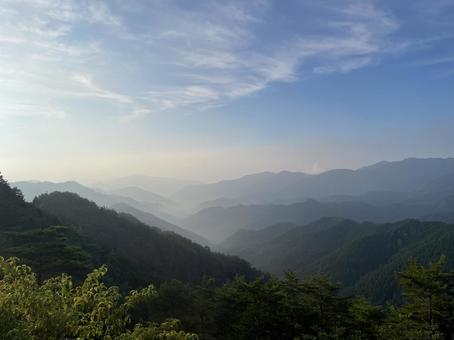 日の出前の山々 日の出前の山々の写真