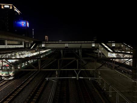 夜の日暮里駅　線路の写真