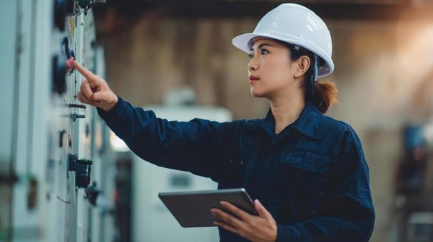 工場での点検作業の写真