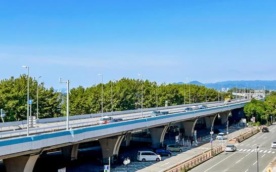 青空の下を走る福岡高速環状線の立体道路 青空の下を走る福岡高速環状線の立体道路 高速,高架,自動車の写真素材