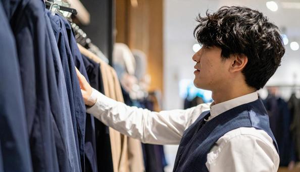 ショッピングをする若い日本人男性の横顔 ショッピングをする若い日本人男性の横顔の写真
