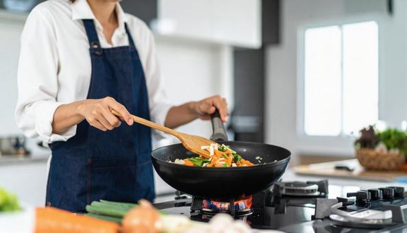 野菜を炒める料理研究家の手もとの写真