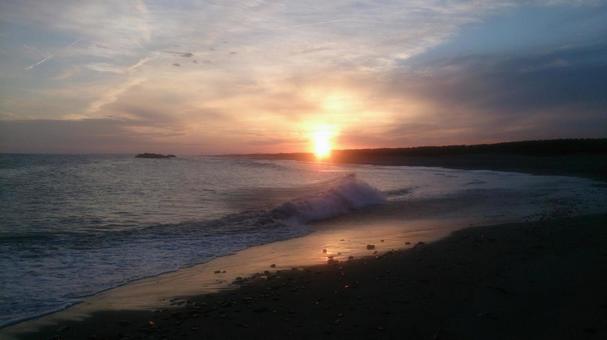 中田島砂丘の海岸線に沈む夕陽 中田島砂丘の海岸線に沈む夕陽 中田島砂丘,夕陽,夕暮れの写真素材