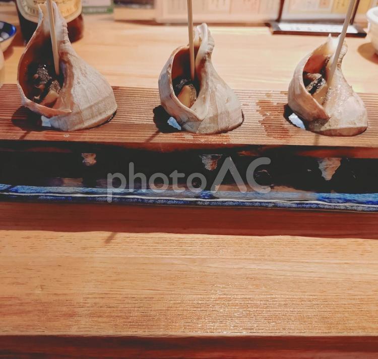 サザエ磯焼き　3つ　少し下から撮影 居酒屋,肴,つまみの写真素材