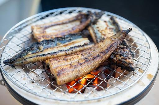 うなぎの蒲焼を七輪で焼く うなぎの蒲焼を七輪で焼くの写真