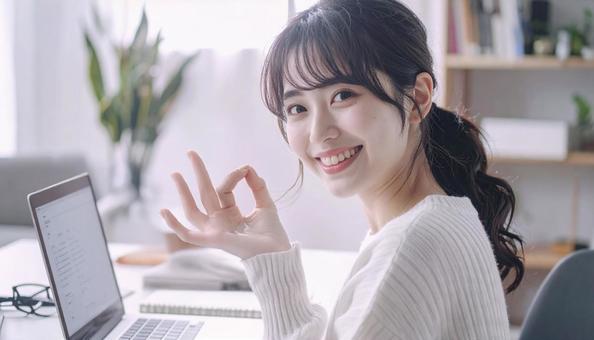 家計がうまくいきパソコンの前で微笑む女性 家計がうまくいきパソコンの前で微笑む女性の写真