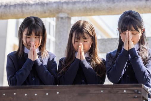 合格祈願する制服を着た学生 合格祈願する制服を着た学生 神社,参拝,学生の写真素材