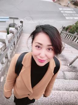 見つめる女性 見つめる女性の写真