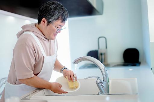洗い物をする男性 男性,中年,大人の写真素材