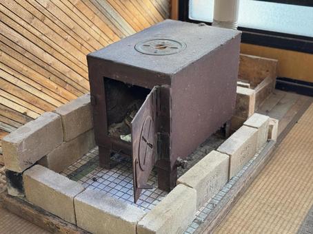 レトロな薪ストーブ 薪,ストーブ,暖房の写真素材